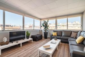 バルセロナにあるBorrell Apartment 045のリビングルーム(ソファ、薄型テレビ付)