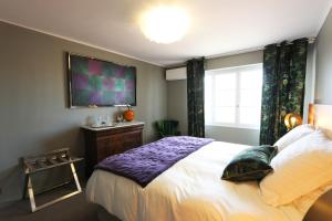 um quarto com uma cama grande e uma janela em Suite privée du balcon du vieux port Marseille em Marselha