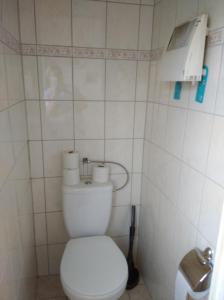 ein Bad mit einem weißen WC in einem Zimmer in der Unterkunft "Aalreuse" in Heringsdorf