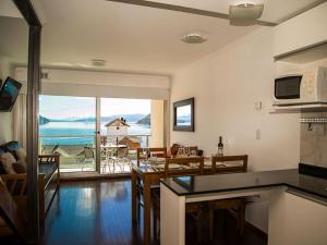 uma cozinha e sala de estar com vista para o oceano em Quintaluna Piscina, Playa y Montaña em San Carlos de Bariloche