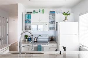Кухня или мини-кухня в New Listing Beach Bliss 211! Stunning bay view
 +43 фотографии