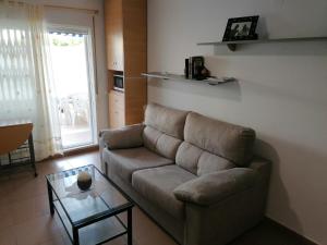 洛斯马蒂雷斯Estudio con patio en Daimus niños y mascotas consultar的带沙发和桌子的客厅