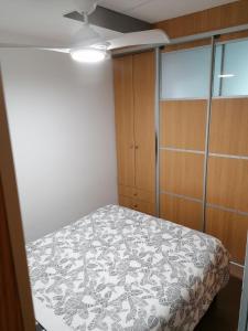 Dormitorio pequeño con cama y armario en Estudio con patio en Daimus niños y mascotas consultar, en Los Mártires