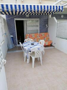 Estudio con patio en Daimus niños y mascotas consultar的庭院或其他户外区域