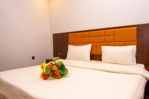 ال متعب سويتس الإزدهار 2 في الرياض: غرفة نوم بها سرير عليه زهور