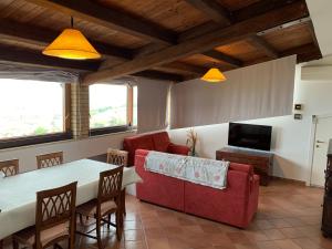 sala de estar con sofá rojo y mesa en Casa di Mary en Grottammare