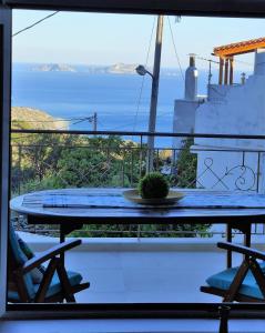 una mesa en un balcón con vistas al océano en Harmony Family house, en Kerames