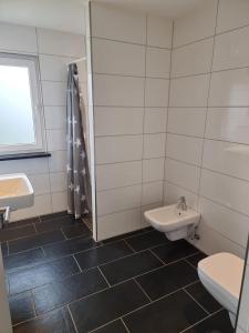 y baño con aseo y lavamanos. en Yellow House en Osnabrück