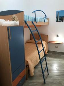 ポルトパーロにあるAria di Mare 1の二段ベッドの横には梯子が付いています。