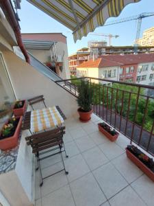 eine Terrasse mit einem Tisch und Stühlen auf dem Balkon in der Unterkunft Studio San Stefano in Burgas City