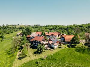 une vue aérienne sur une maison dans l'établissement Kmečka hiša Bahor, à Črnomelj