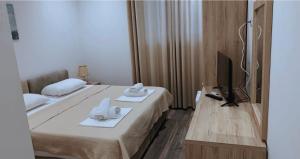 Postel nebo postele na pokoji v ubytování Deni's Hotel