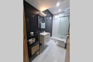 ein Badezimmer mit Toilette, Waschbecken und Badewanne in der Unterkunft Apartment in the heart of the city 4 in Larisa + 6 Fotos