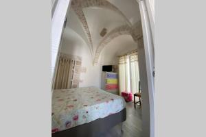 a bedroom with a bed and an arched ceiling at Un Cuore e Due Capanne in Ceglie Messapica