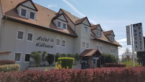 Budova, kde se hotel nachází + 28 fotografií