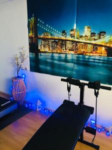 een fitnessruimte met uitzicht op de Brooklyn Bridge bij Hotel Rodini in Kato Rodini