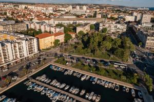 Nespecifikovaný výhled na destinaci Zadar nebo výhled na město při pohledu z apartmánu
