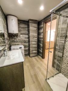 a bathroom with a sink and a shower at Apartamentos La Libertad 1 in Benalmádena