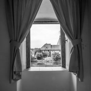 ロジュンベルク・ナト・ヴルタヴォウにあるUbytování Rožmberk nad Vltavou 18の家の景色を望む開窓