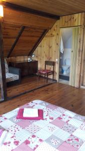 1 dormitorio con 1 cama en una habitación en Lauku sēta Eglāji, en Jūrkalne
