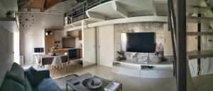 Televízia a/alebo spoločenská miestnosť v ubytovaní Attico sul Mare in Marinagri Resort