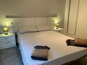 サント・ハウメ・デンヴェハにあるCan Bitxoのベッドルーム1室(ベッド1台、ナイトスタンド2台、ランプ2つ付)