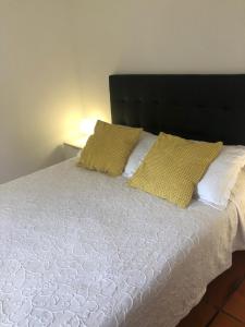 Una cama con dos almohadas encima. en Angelas - Casa da Galega, en Vila Praia de Âncora