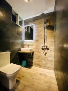 un baño con inodoro y lavabo en Dream Hill Athos, en Ouranoupoli 43 fotos más