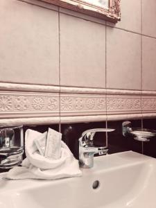 een wastafel met een handdoek en een spiegel bij Brastadvaris in Lankupiai