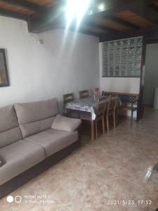 ein Wohnzimmer mit einem Sofa und einem Tisch in der Unterkunft Casa El Lavadero Prio in Prío