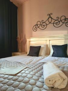 ein Schlafzimmer mit einem großen weißen Bett mit Kopfteil in der Unterkunft Brastadvaris in Lankupiai