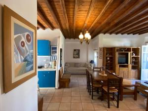 una cucina e una sala da pranzo con mobili blu e tavolo di Pigeon House Ornos Beach a Mykonos Città