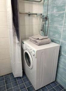 y baño con ducha y lavadora. en Citykoti Kuutti en Savonlinna