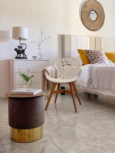 een kamer met een bed, een stoel en een tafel bij Stylish 3 Bedroom Apartment close to the Beach in Monte Gordo