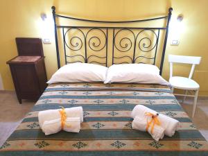 ein Schlafzimmer mit einem großen Bett mit Handtüchern darauf in der Unterkunft Residenza la Gallinella in Comacchio