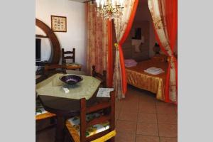 - une chambre avec une table et un lit dans l'établissement La Cuppulata - Stile Classico, à Enas