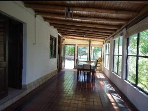 a hallway of a house with a table and chairs at Las Flores, casa del valle in Potrerillos
