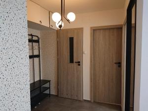 um corredor com uma porta de madeira e uma escada em Warsaw Center's Apartment em Varsóvia