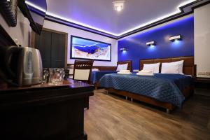 a hotel room with two beds and a tv at Tawerna Sandomierz in Sandomierz