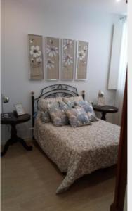 um quarto com uma cama com ursos de peluche em Apto Patio Andaluz. Máximo Confort y Limpieza em Cádiz