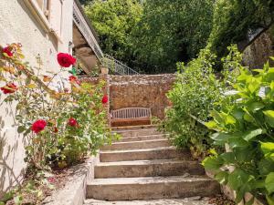 um conjunto de escadas com um banco num jardim em La Dolce Vita Camille em Vals-les-Bains
