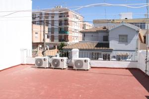 rząd głośników siedzących na dachu w obiekcie Casa José w mieście Rota