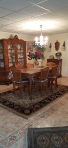 Villa Estrella في ألمورادي: غرفة طعام مع طاولة وكراسي خشبية