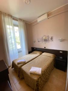 Ένα ή περισσότερα κρεβάτια σε δωμάτιο στο Hotel Atena