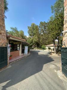 uma rua vazia em frente a um edifício com portões verdes em Sadeem Village & Chalet em Al Shafa