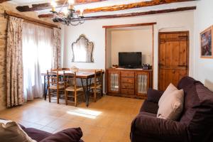 - un salon avec un canapé et une table dans l'établissement Casa lo Ferre, à Beceite