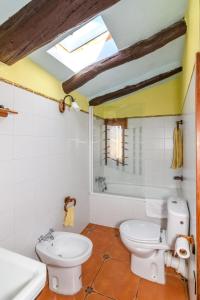 ベセイテにあるCasa lo Ferreのバスルーム(トイレ2つ、シンク、鏡付)