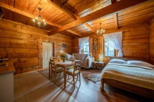 Dom Krzesany في بيالكا تاترزانسكا: غرفة نوم في كابينة خشب بها سرير وطاولة