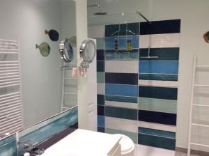 une salle de bain avec une douche avec des toilettes et un lavabo dans l'établissement Le Cottage des Mésanges, à Villefranche-de-Rouergue 26 autres photos