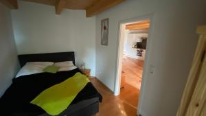 ノルデンにあるHistorischer Bauernhofのベッドルーム1室(黄色と黒の毛布付きのベッド1台付)